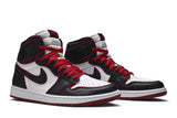 Air Jordan 1 Retro High OG 'Bloodline' view 8